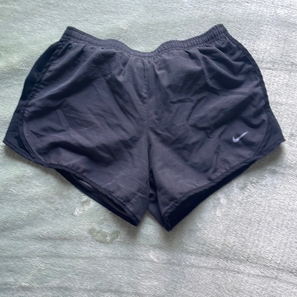 Girls medium gray nike dri-fit athletic shorts - Picture 1 of 3